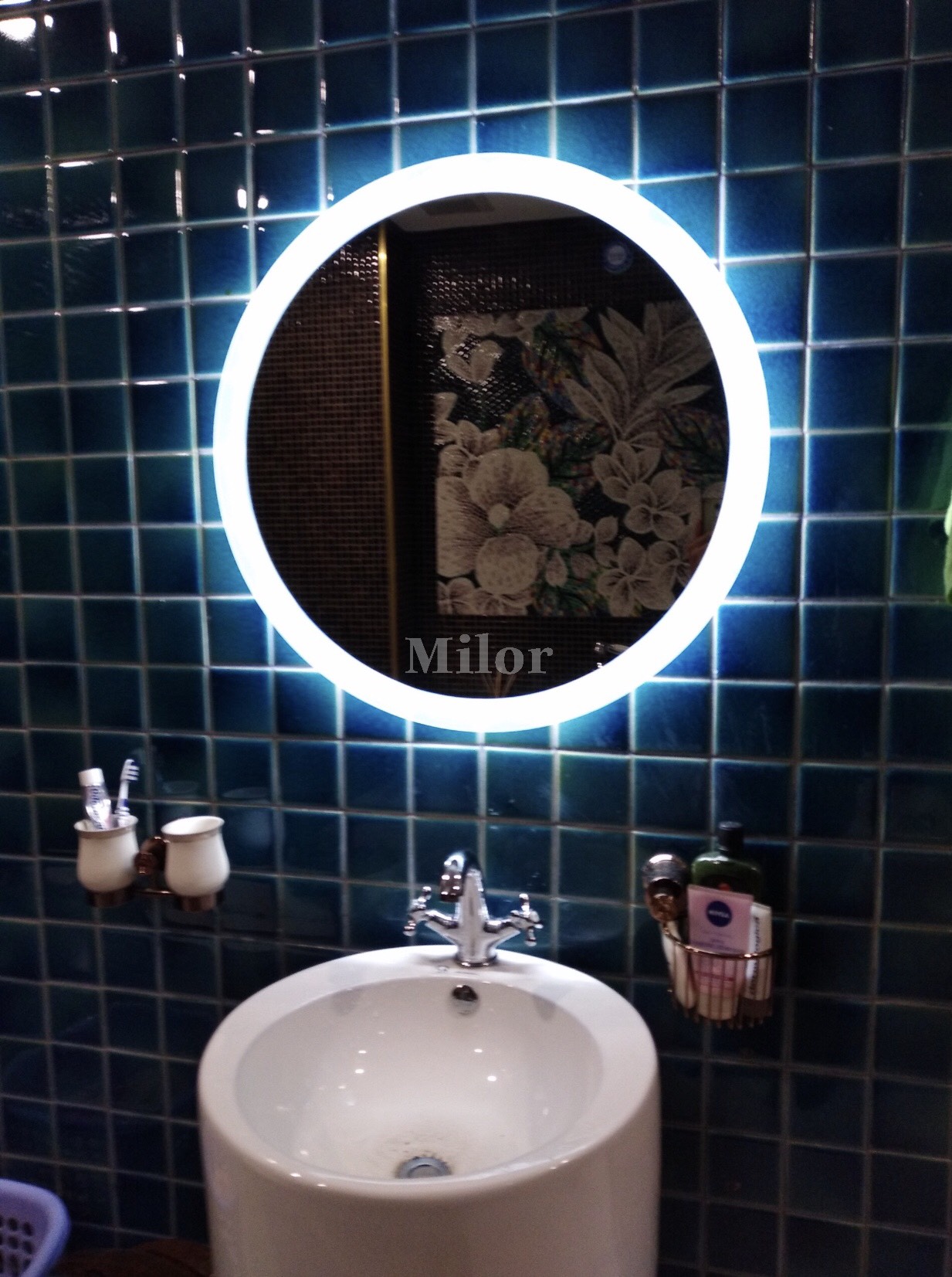 Đừng bỏ lỡ mẫu gương nhà tắm phòng tắm đèn LED đầy sức sống của năm