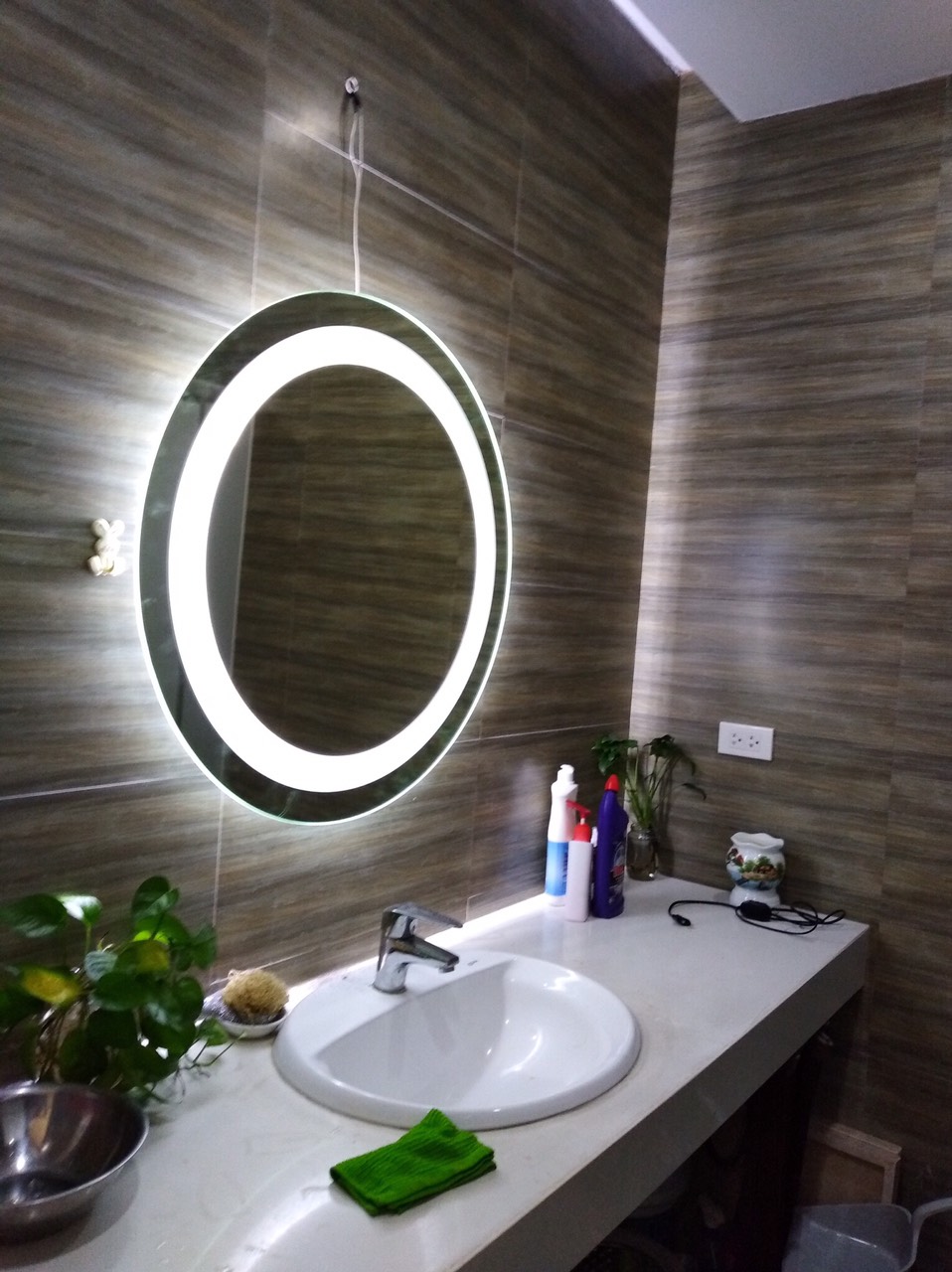 Làm mới phòng tắm của bạn với gương phòng tắm bằng đèn LED Milor 60cm. Với chất lượng đảm bảo và giá cả phải chăng, sản phẩm sẽ làm cho phòng tắm của bạn trở nên sáng sủa và tiện nghi hơn bao giờ hết. Những chiếc đèn LED sáng tạo giúp cho mắt bạn không bị mỏi khi sử dụng trong thời gian dài và tạo nên một không gian phòng tắm đầy phóng khoáng.