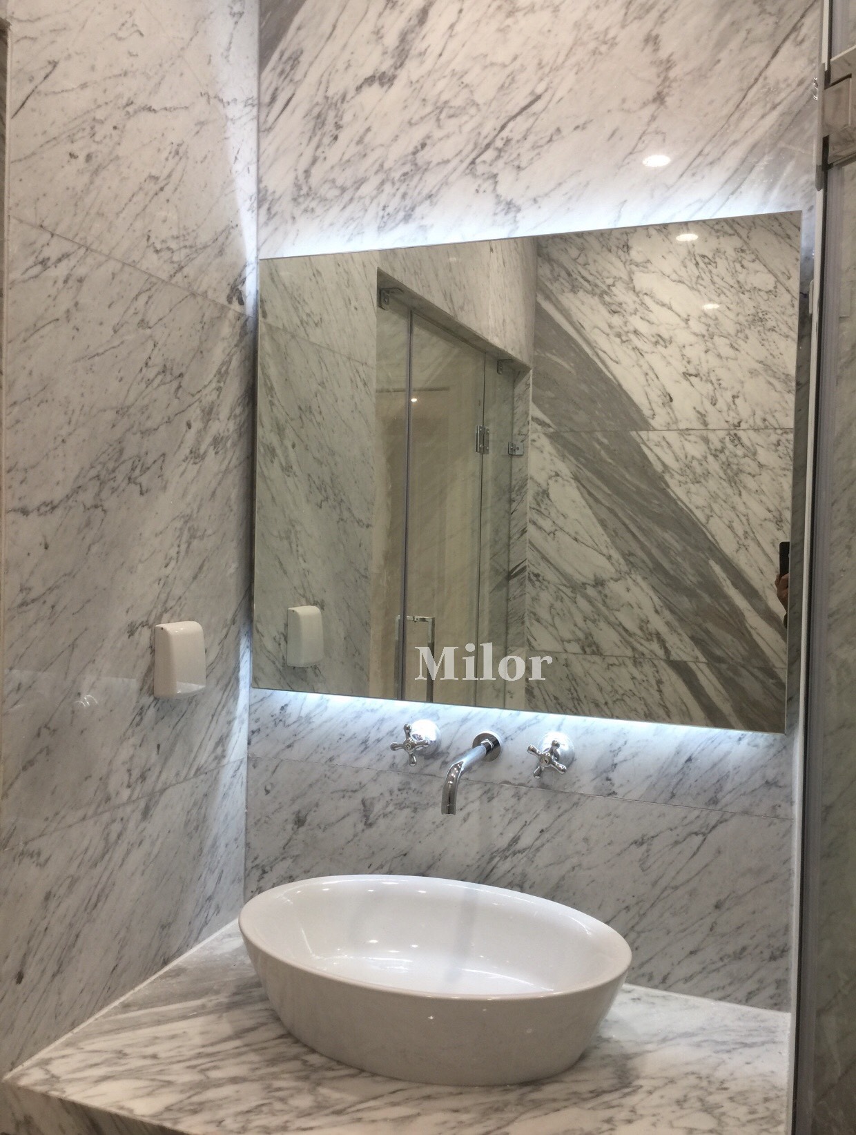 Gương đèn led trắng giúp tăng cường sự rọi sáng cho phòng tắm và tạo một không gian tràn đầy năng lượng. Đèn led trắng cũng làm cho gương trở nên lộng lẫy hơn, tạo nên sự sang trọng cho phòng tắm.
