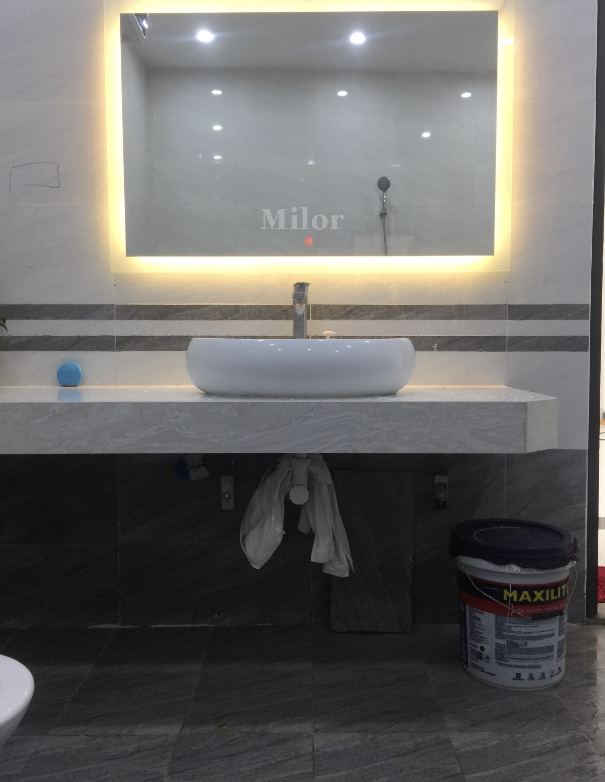 Gương đèn led cao câp trang trí phòng tắm Milor