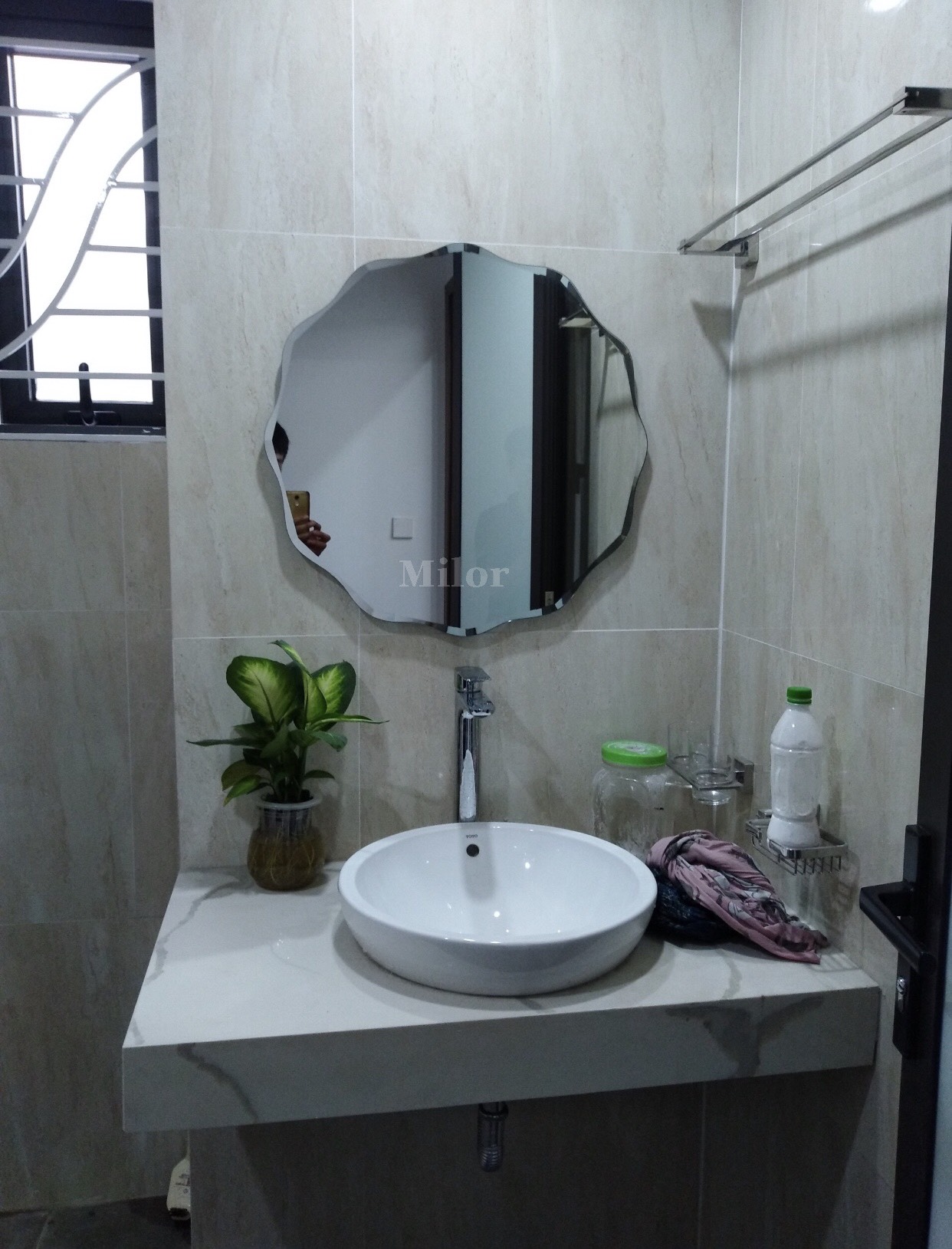 Gương phòng tắm Milor 543C – sản phẩm đến từ thương hiệu nổi tiếng của Ý, mang đến cho bạn trải nghiệm tuyệt vời về chất lượng và thẩm mỹ. Với thiết kế cao cấp, kích thước lớn và đèn led chiếu sáng tinh tế, gương Milor 543C chắc chắn sẽ làm hài lòng những khách hàng khó tính nhất. Xem ngay ảnh liên quan để khám phá nét đặc sắc của gương này.