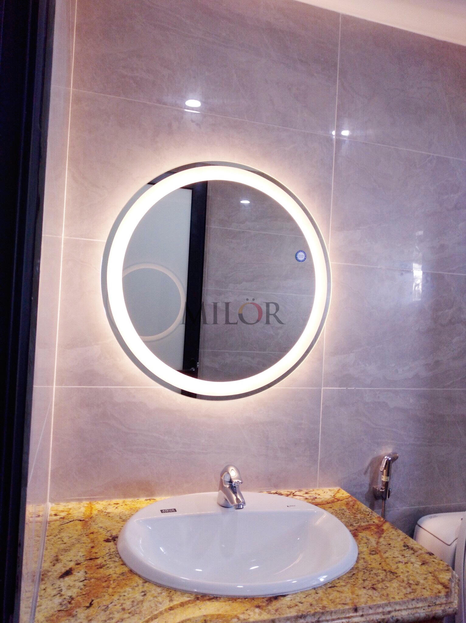 Gương tròn đèn led nhà tắm giúp tạo điểm nhấn cho không gian phòng tắm của bạn. Đèn led chiếu sáng tinh tế giúp làm nổi bật chi tiết trên gương, cơ thể và trang phục của bạn, mang đến không gian tắm hiện đại và sang trọng. Cùng khám phá hình ảnh để thưởng thức vẻ đẹp độc đáo của chiếc gương tròn đèn led này.