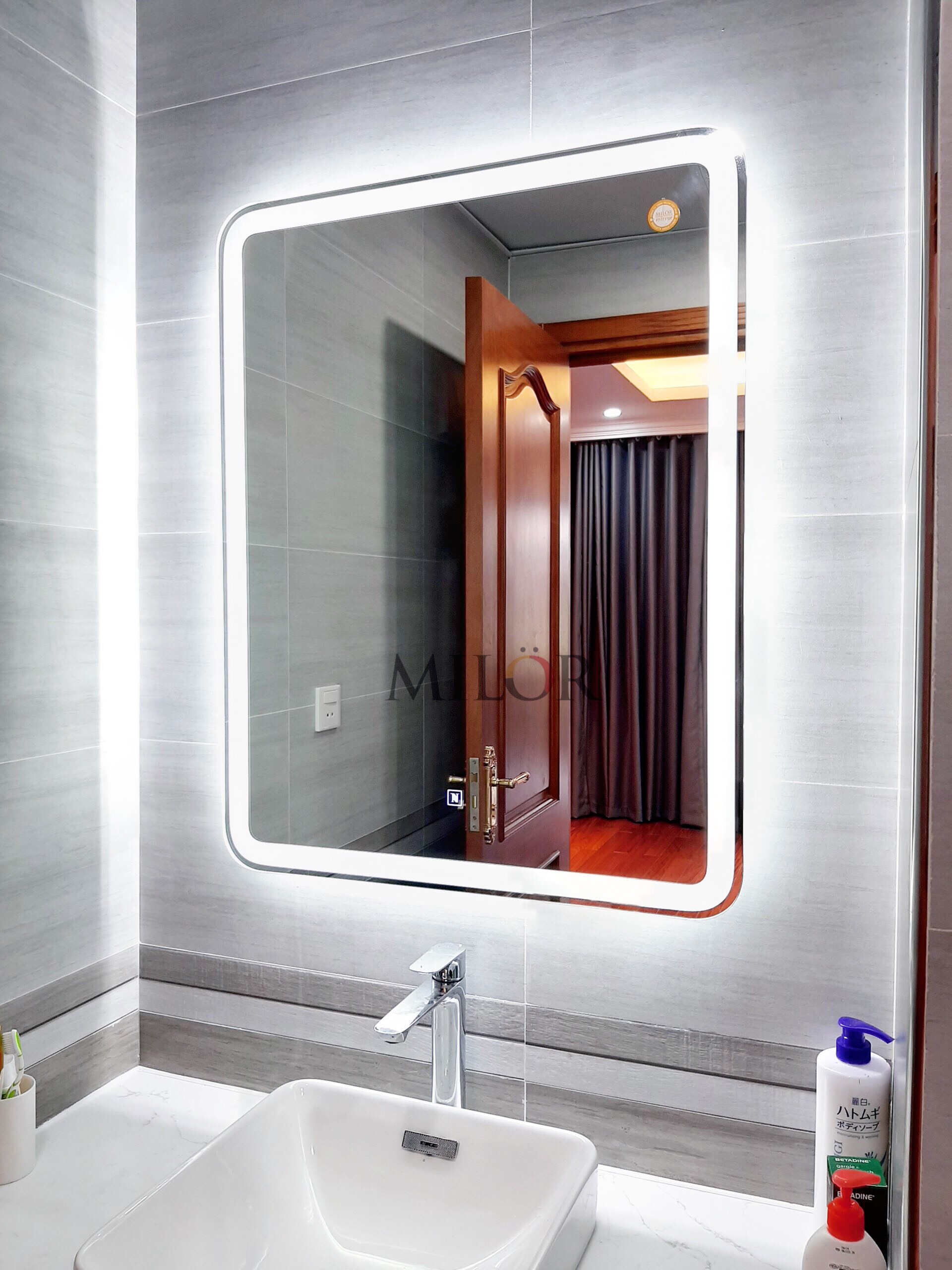 Gương phòng tắm đèn led ML6002D hiện đại năm 2024 sẽ là sự lựa chọn hoàn hảo cho phòng tắm của bạn. Được thiết kế tinh xảo, gương phòng tắm này sẽ mang đến ánh sáng đầy đủ và trung thực. Chất lượng đảm bảo và bảo hành lâu dài, bạn sẽ không thể tìm thấy một lựa chọn tốt hơn!